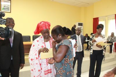 Drame à Adiaké : La Ministre Mariatou Koné apporte la compassion et le réconfort  du Gouvernement aux familles endeuillées et aux blessés.